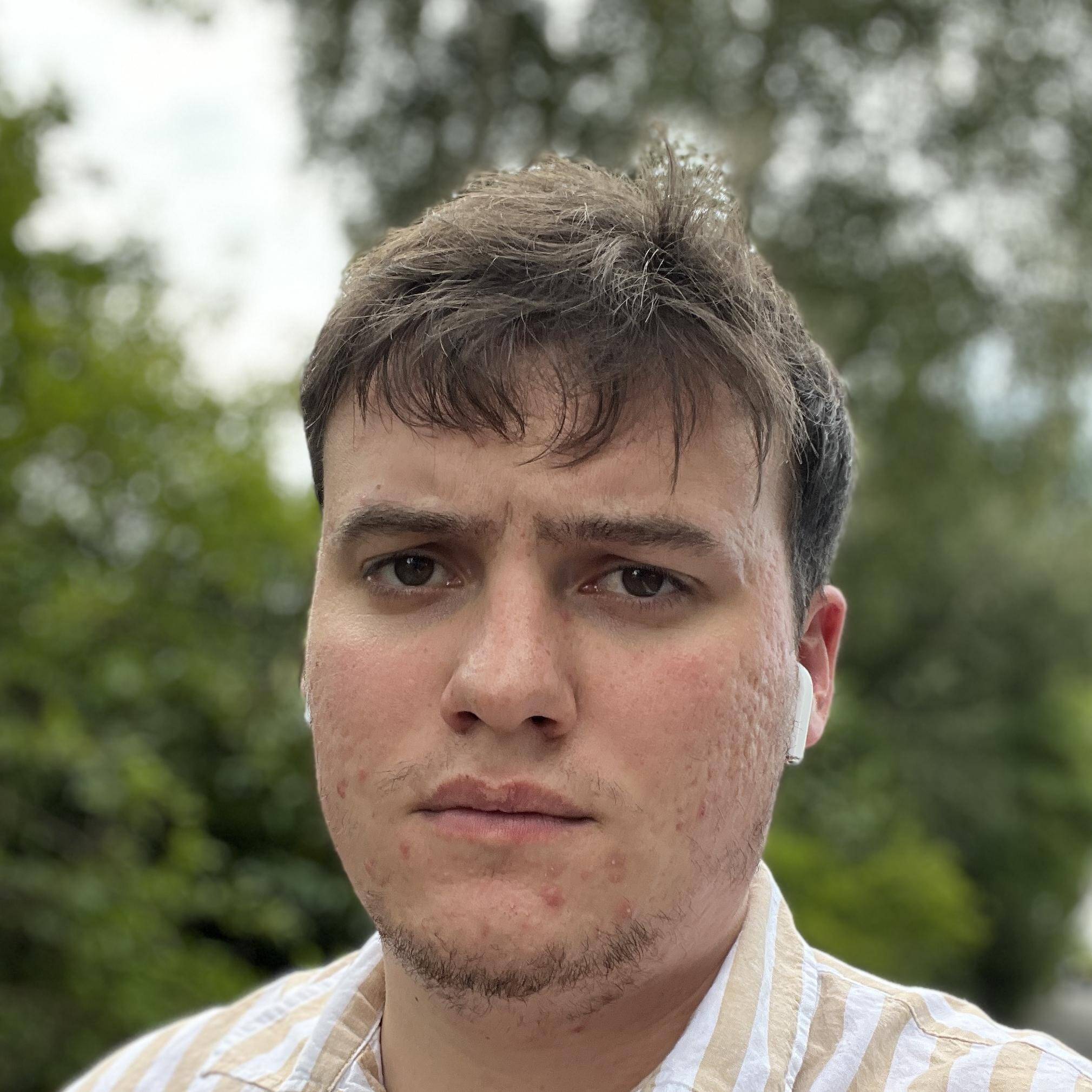 Hugo  - Développeur Full-Stack React / SQL – Applications 