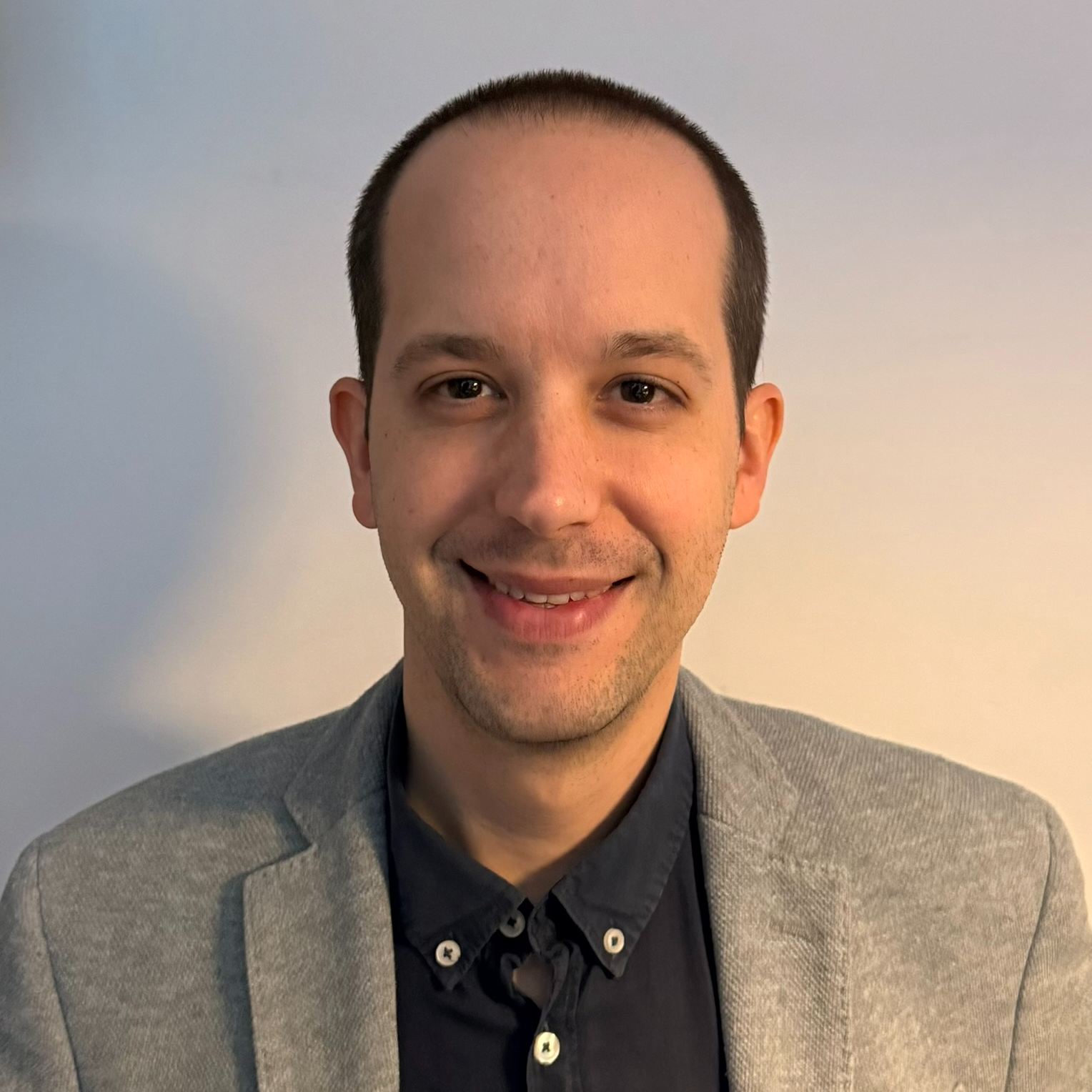 Adrián H. - Experto en inteligencia artificial aplicada