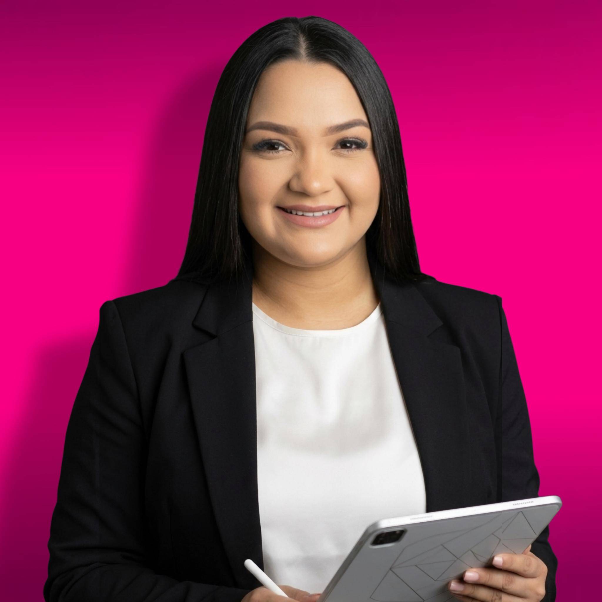 Karelin Vargas - Creative Content Creator & Brand Designer
