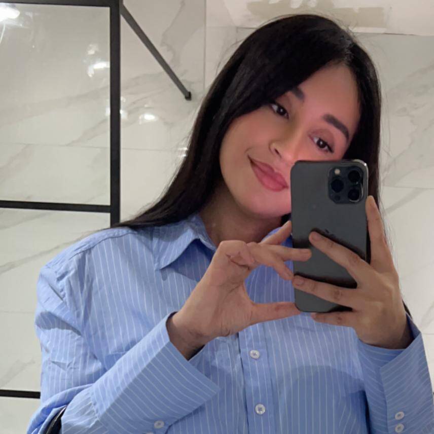 Hassna B - Consultante en stratégie de marketing & branding