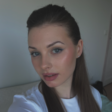 Jessenia Tsenkman - Multilingual Translator