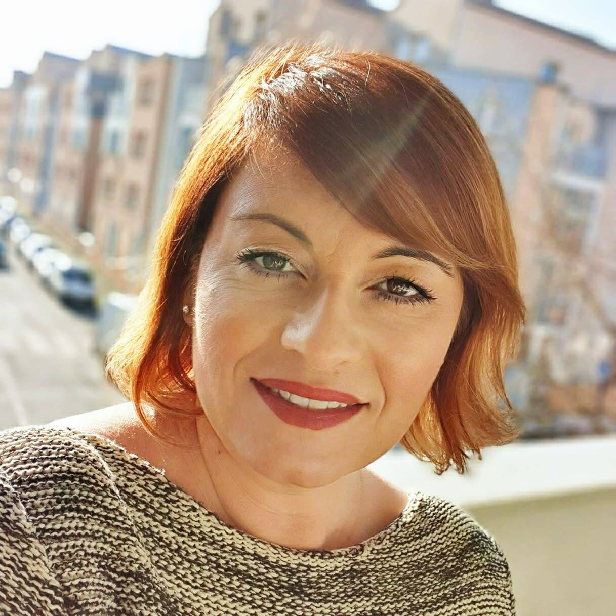 Angélique J. - Designer Graphique Senior & Experte IA Générative