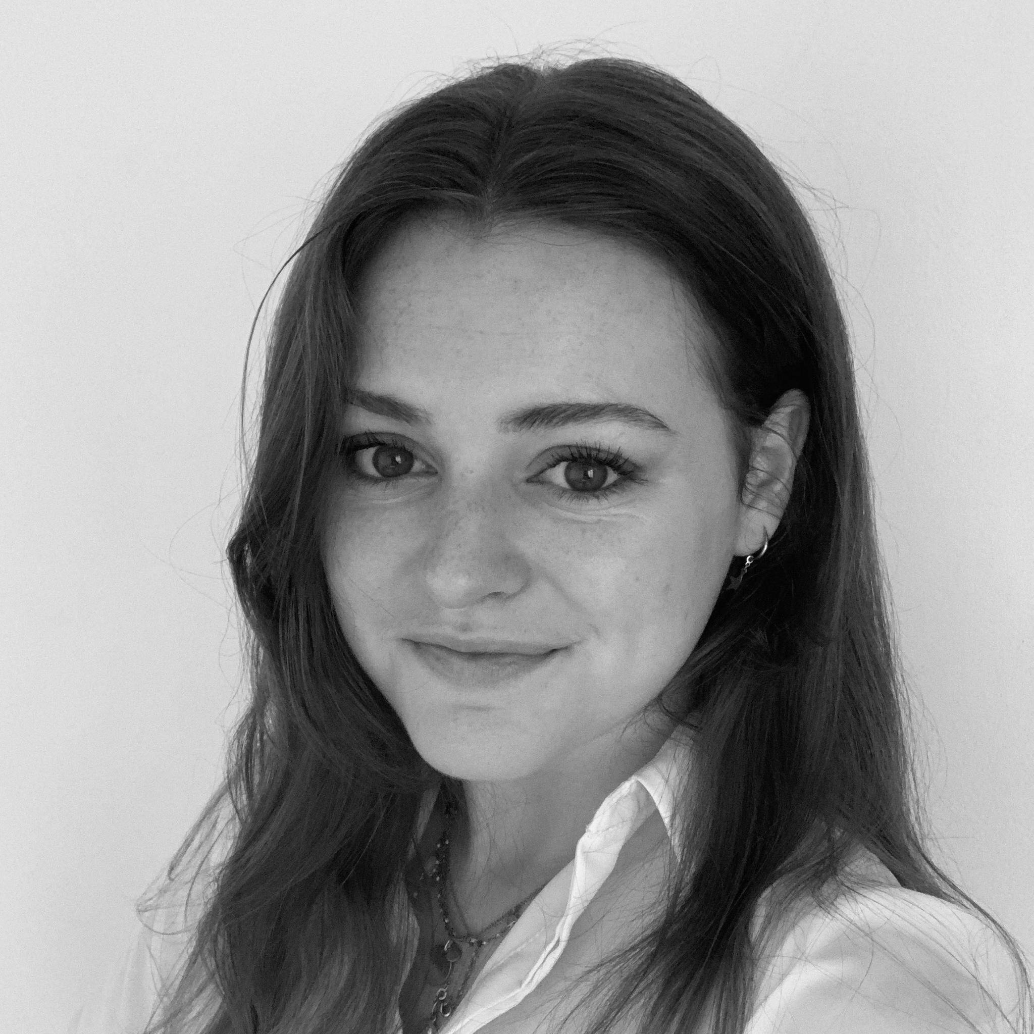 Léna  - Kommunikation & Content-Erstellerin