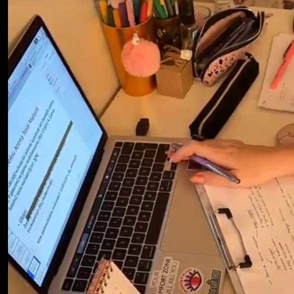 Kenza Frendi - Copywriteur j'écris pour vendre 