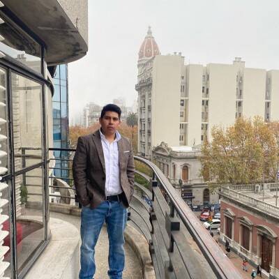 Iván Chicaiza - Consultor BI & Automatización con IA para Empresas