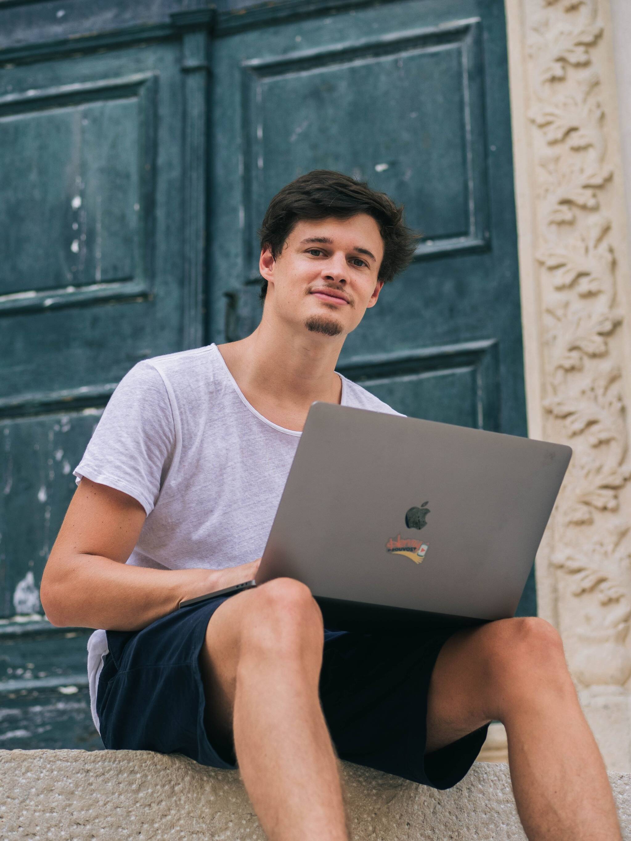 Henry Prouvost - Stratégie Facebook, Instagram | Community Manager