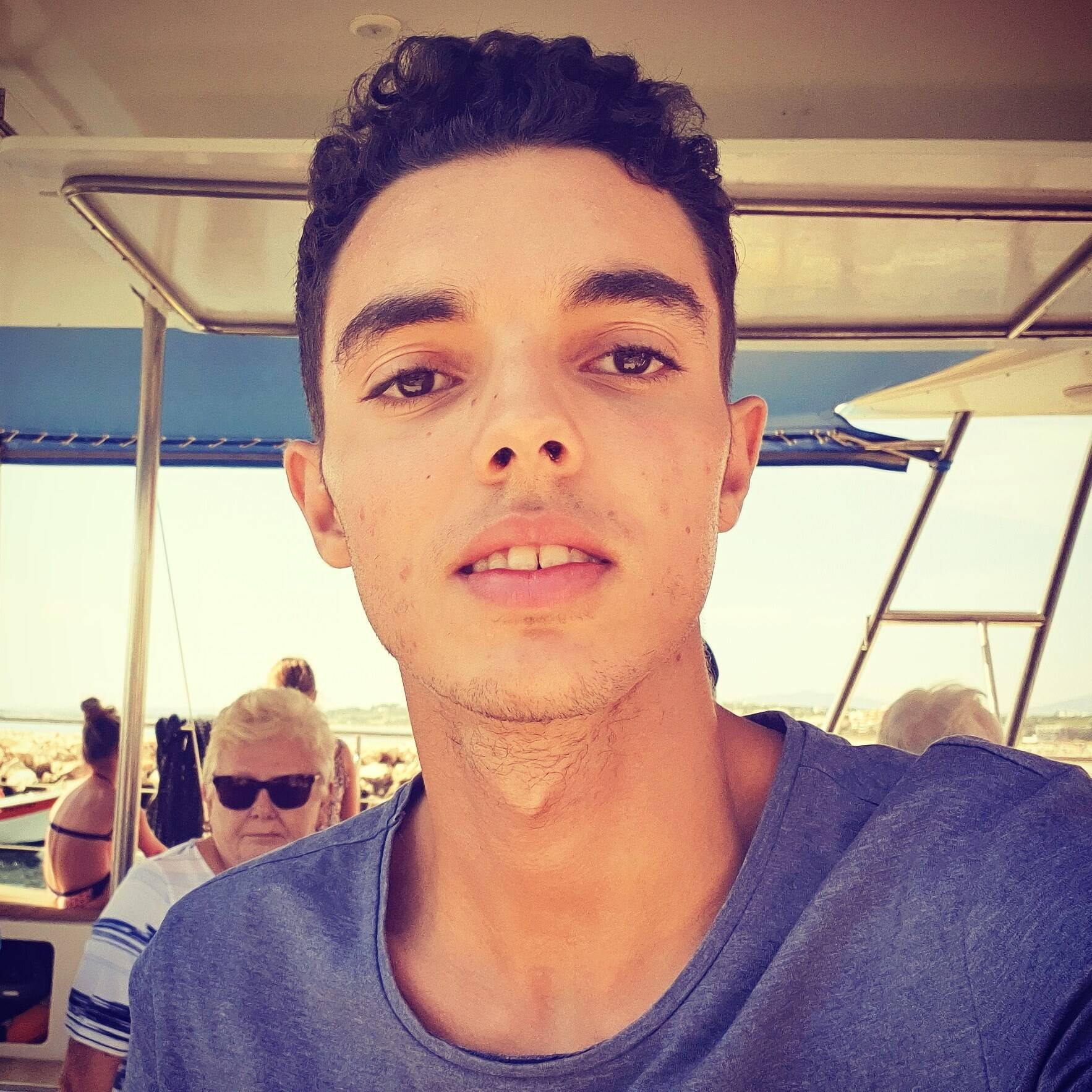Anas .s - Monteur vidéo et graphique designer