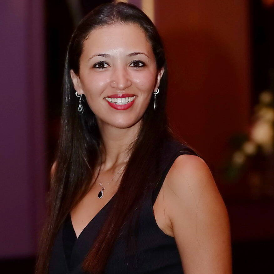 Lamia E. - Consultante Marketing Com, Média & chef de projet 