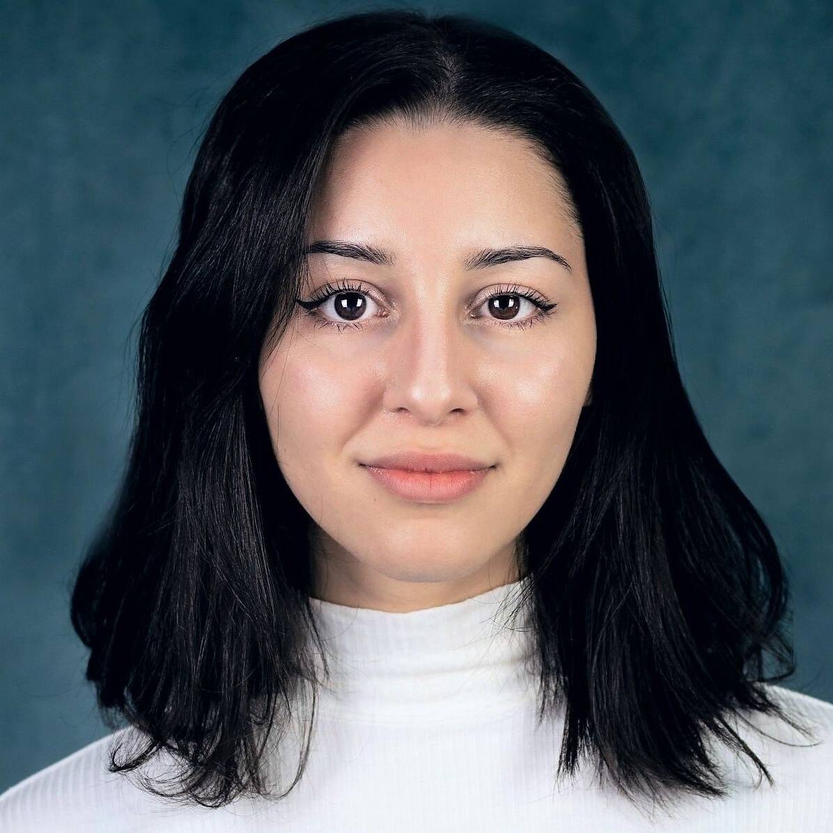 Yasmine E.